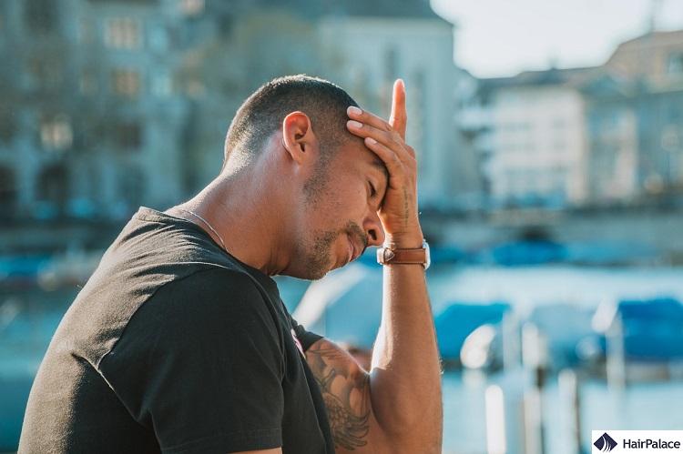 le stress peut provoquer la chute des cheveux