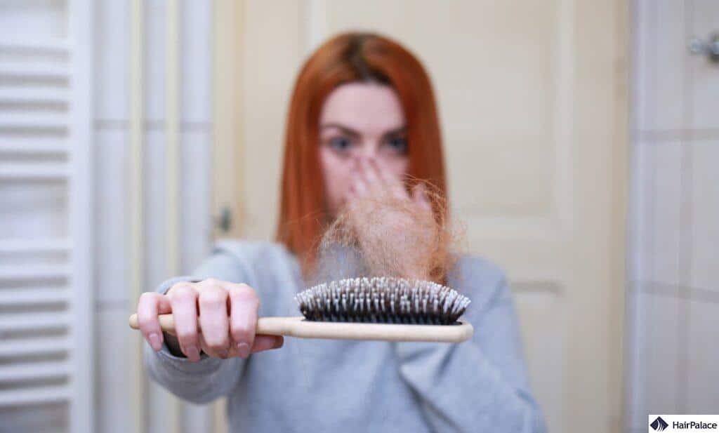 Femme Tête Chauve, Cheveux Perdus Sur Le Peigne