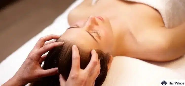 des massages réguliers du cuir chevelu peuvent traiter les cheveux clairsemés
