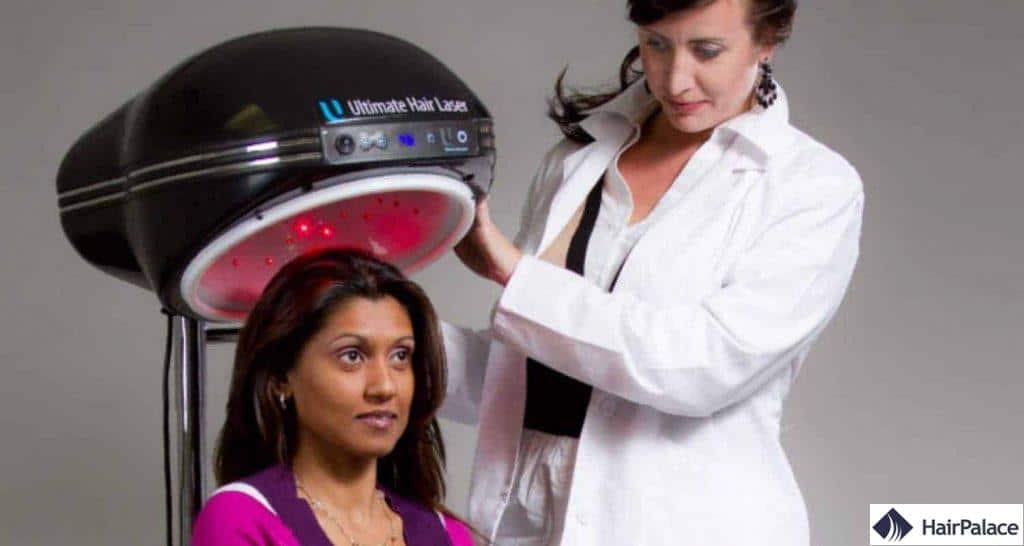 la thérapie au laser est une alternative à la greffe de cheveux pour les femmes