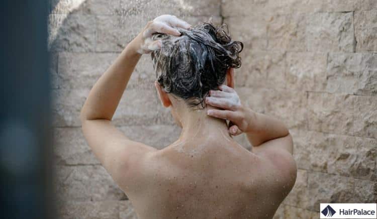 l'augmentation de la perte de cheveux lorsque vous vous douchez est l'un des signes courants de la perte de cheveux