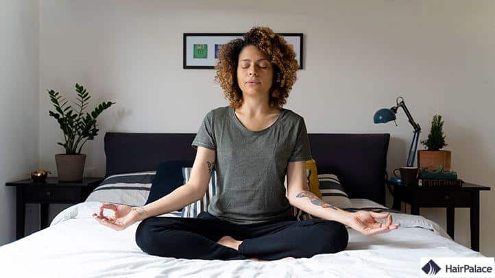 la meditazione può spesso aiutare a contrastare la caduta dei capelli